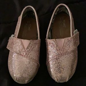 Toms shoe, size 6 toddler